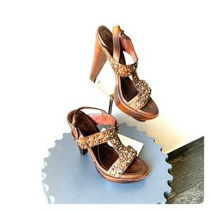 $75🔥 Brown platform Frye sandals size 8.5US